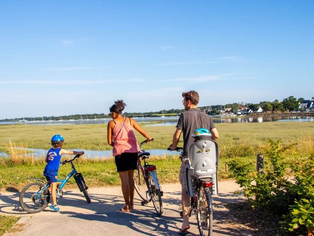 Famille à vélo, Morbihan