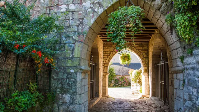 Le passage pavé sous la chapelle de La Vraie Croix, classée Monument Historique, Morbihan, Bretagne, France