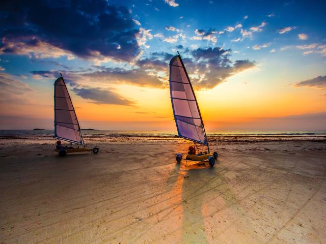 Saint-Pierre-Quiberon, char à voile au coucher du soleil