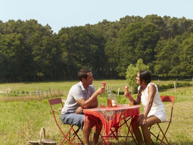 Couple à l'hébergement insolite Dihan