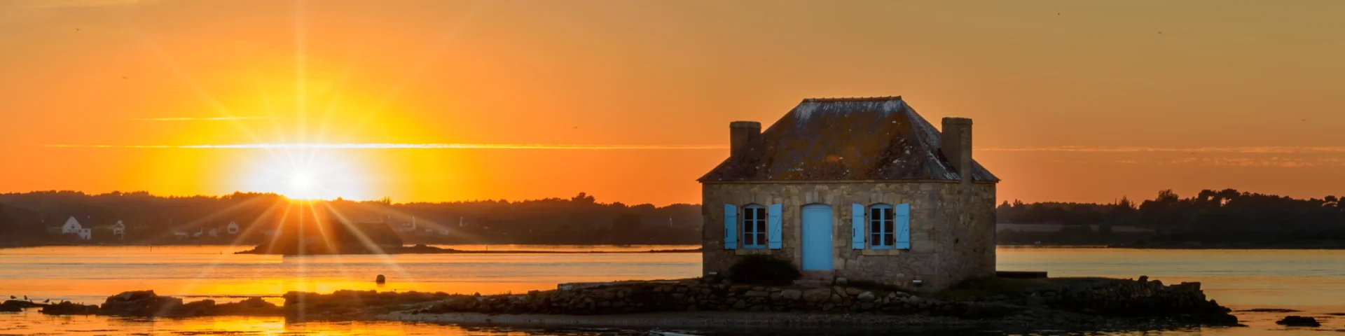Coucher de soleil sur la maison Nichtarguer dans la Ria d'Etel
