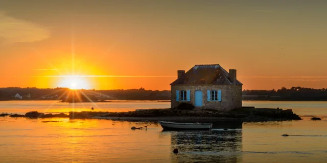 Coucher de soleil sur la maison Nichtarguer dans la Ria d'Etel