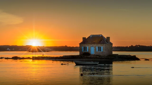 Coucher de soleil sur la maison Nichtarguer dans la Ria d'Etel