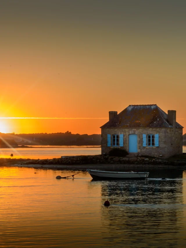 Coucher de soleil sur la maison Nichtarguer dans la Ria d'Etel