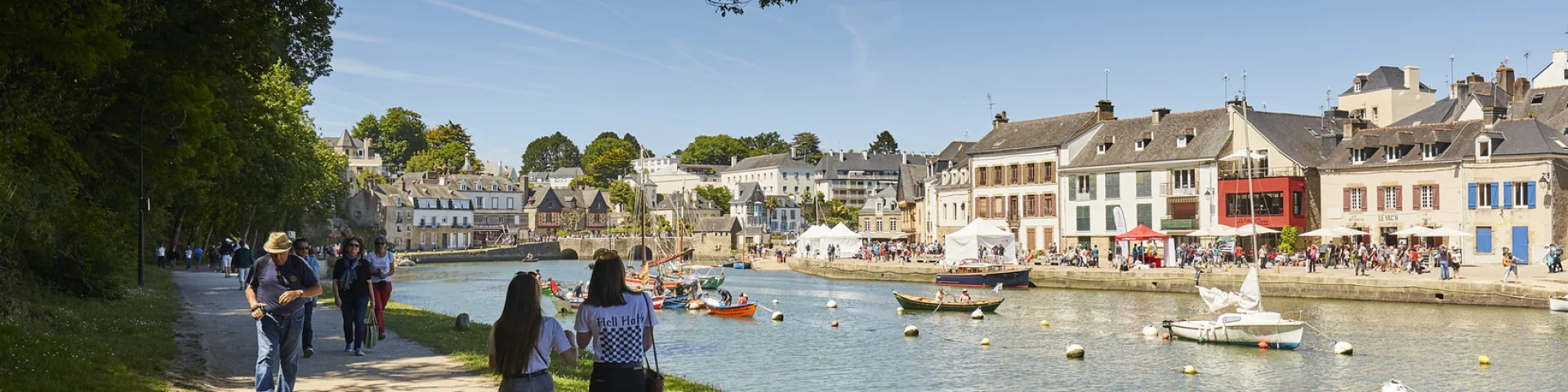 Promeneurs Quai Saint Goustan Auray