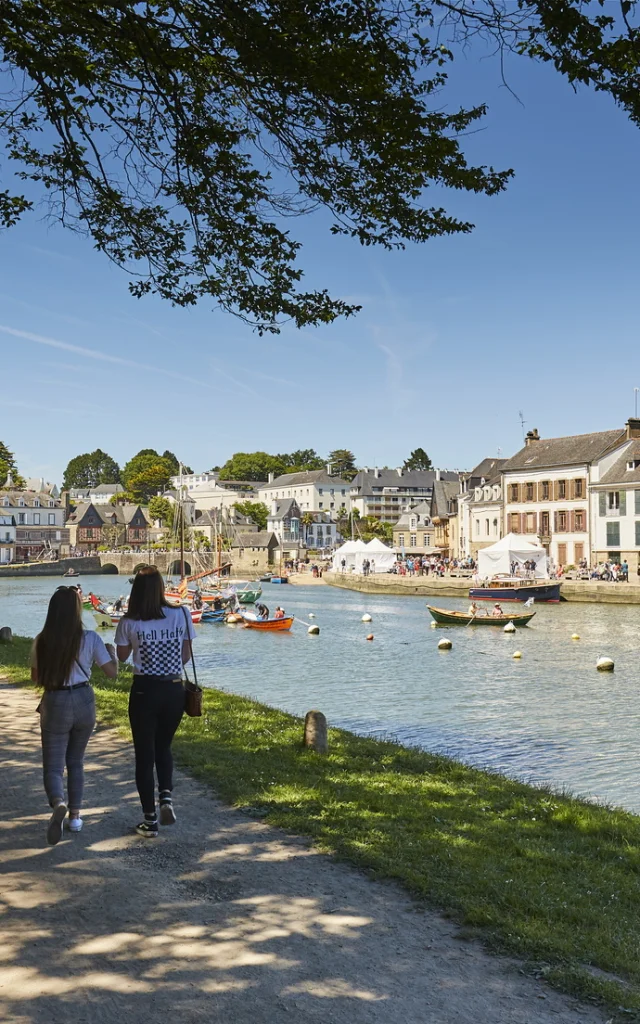 Promeneurs Quai Saint Goustan Auray