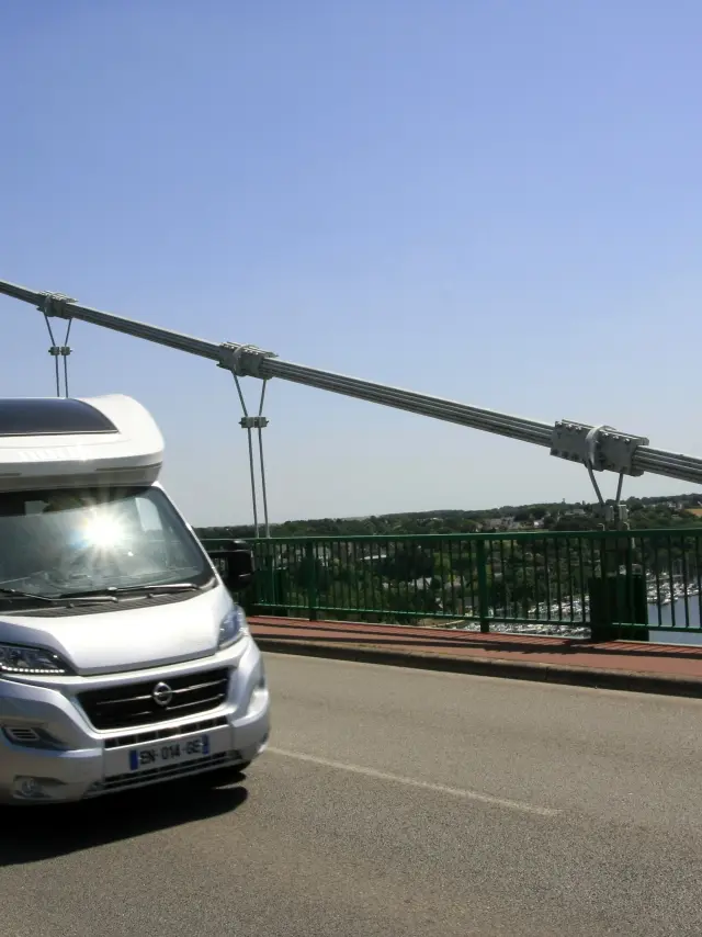 camping Car sur le pont de la Roche Bernard