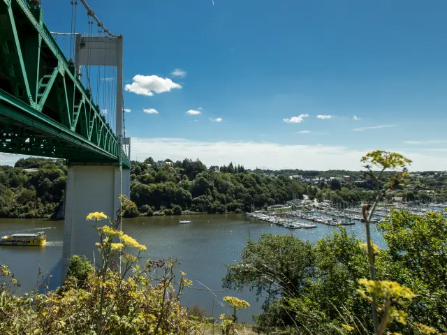 Sud Morbihan et la roche-Bernard avec son pont son port et ses artisans