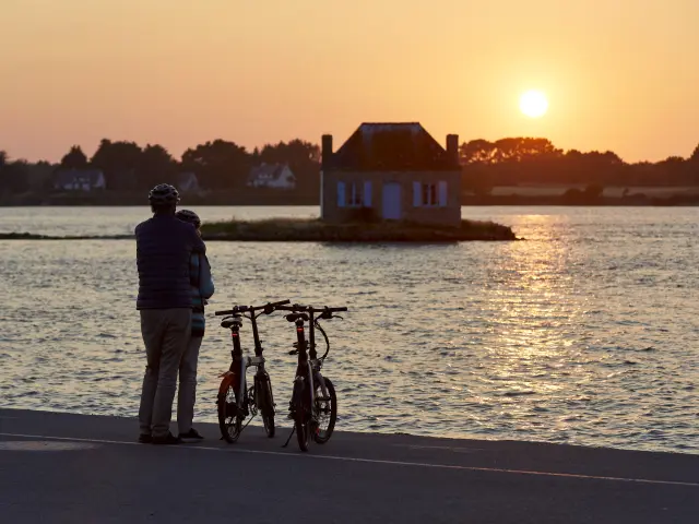 France, Morbihan (56), Rivière d'Etel, Belz, île de Saint-Cado, l’îlot de Nichtarguer et sa maison de pêcheur au coucher du soleil