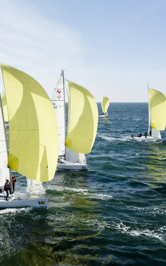Régate de voiliers de course identiques naviguant par mer formée