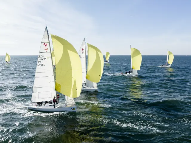 Régate de voiliers de course identiques naviguant par mer formée