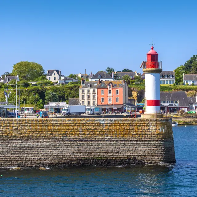 France, Morbihan (56), île de Groix, Port-Tudy, phare balisant l'entrée du port