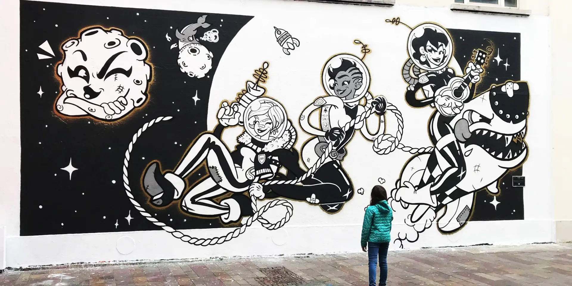 Street Art à Mulhouse - petite fille devant un graff à Mulhouse