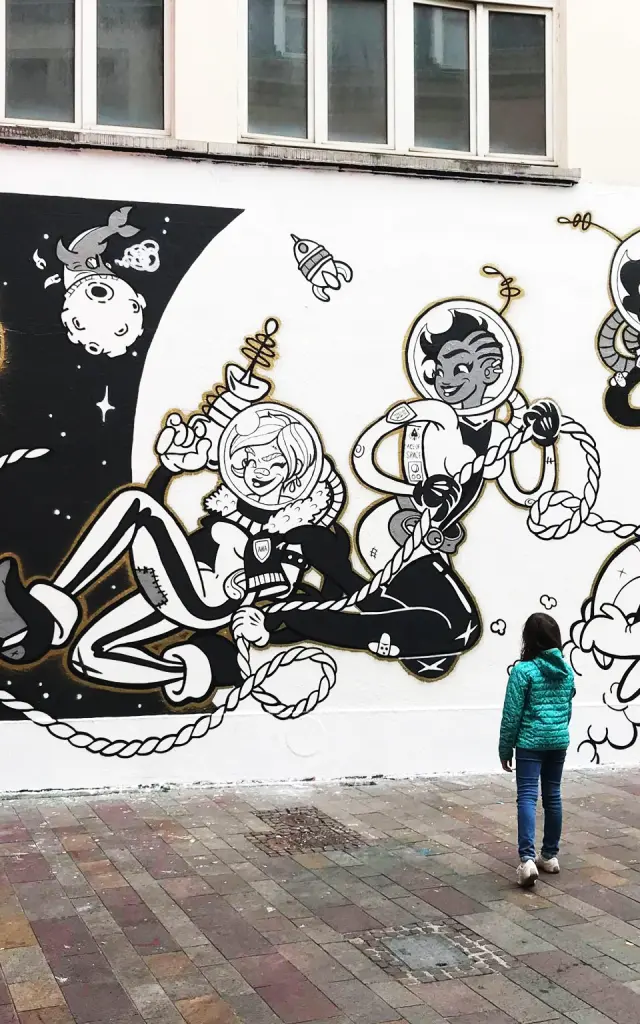 Street Art à Mulhouse - petite fille devant un graff à Mulhouse