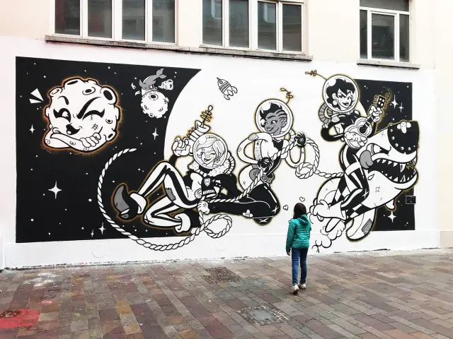 Street Art à Mulhouse - petite fille devant un graff à Mulhouse
