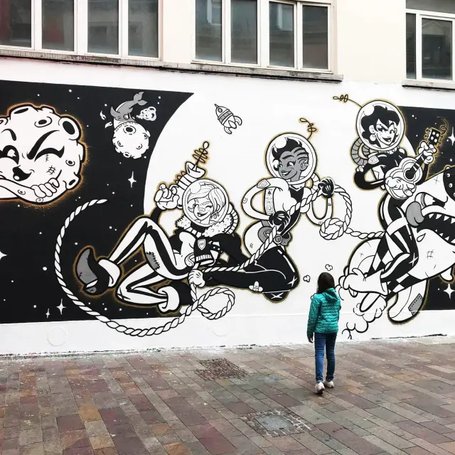 Street Art à Mulhouse - petite fille devant un graff à Mulhouse