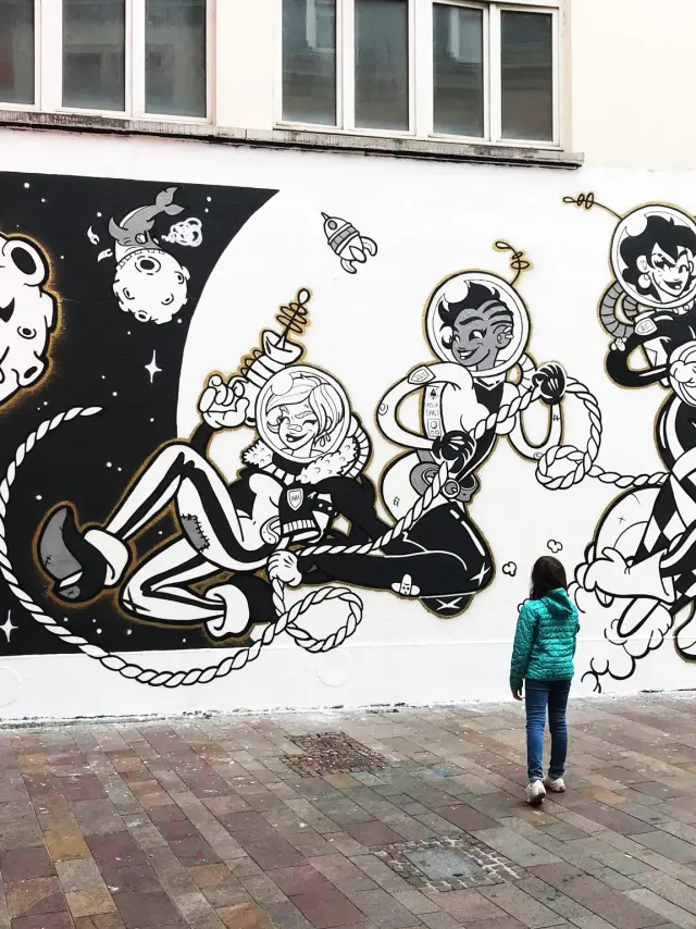 Street Art à Mulhouse - petite fille devant un graff à Mulhouse