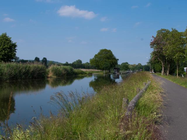 Piste cyclable le long du canal