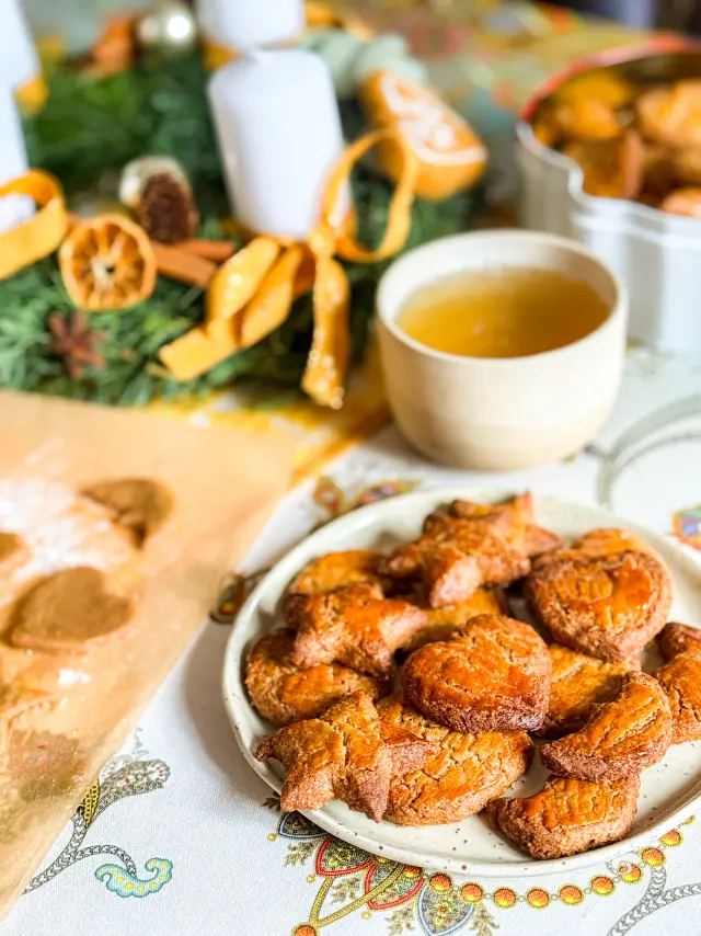 Kleine Weihnachtsplätzchen auf einem Teller, bereit zum Verzehr.