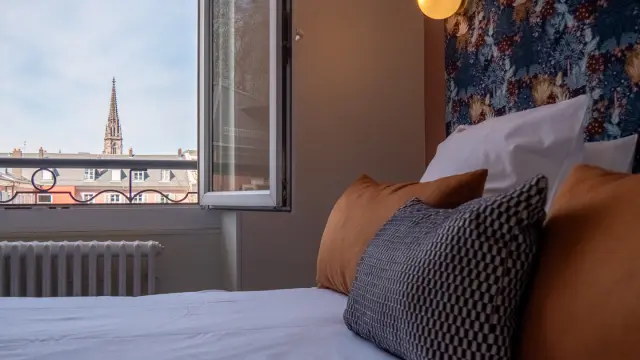 Hôtel de la Bourse à Mulhouse - Chambre avec lit double et vue sur la ville de Mulhouse