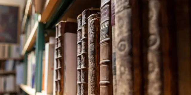 Étagères remplies de livres anciens dans la bibliothèque de l'abbaye d'Oelenberg