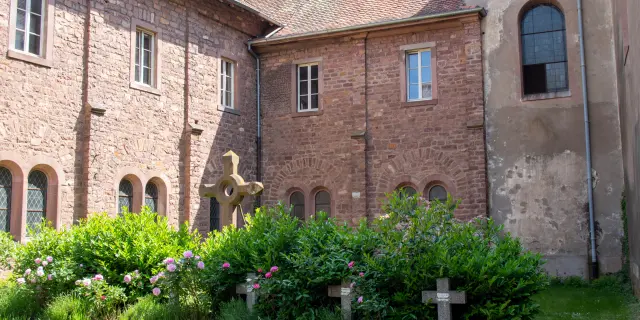 Jardin de l'Abbaye d'Oelenberg avec les tombes d'anciens moines.