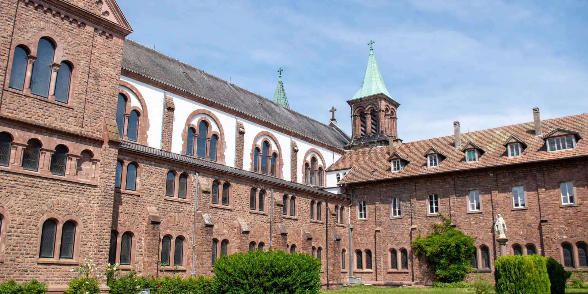 Extérieur du bâtiment de l'Abbaye d'Oelenberg et son jardin