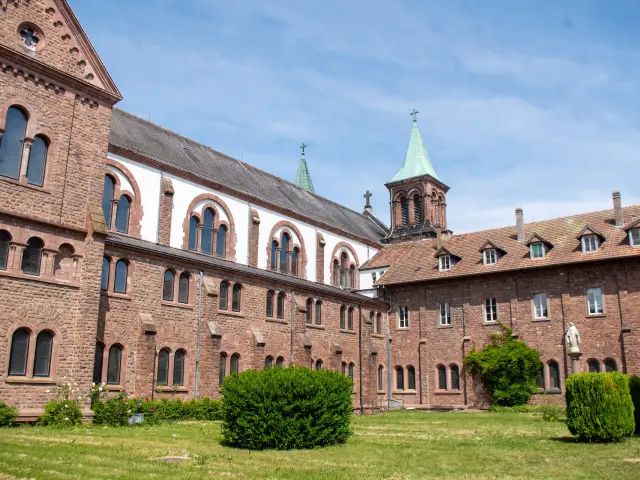 Extérieur du bâtiment de l'Abbaye d'Oelenberg et son jardin