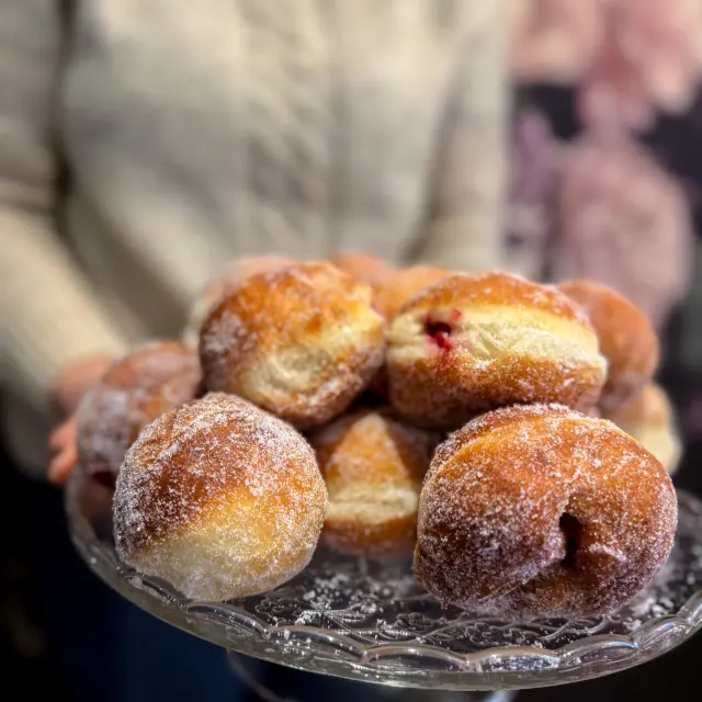 De belles boules de Berlin présentées sur un plateau
