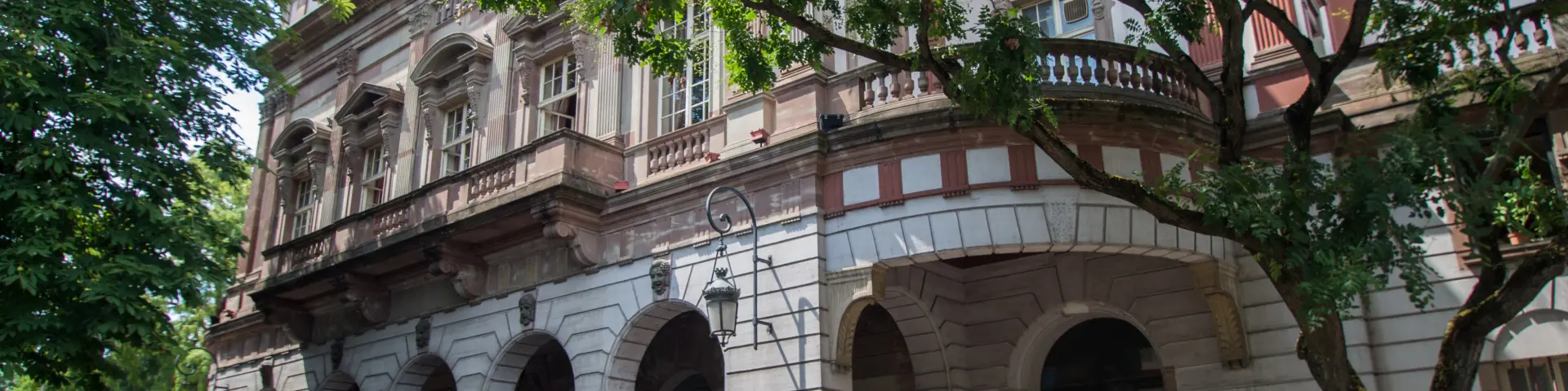 Bâtiment historique avec des arches et des balcons