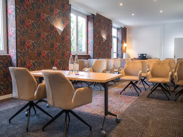 Salle de réunion avec une table et des chaises