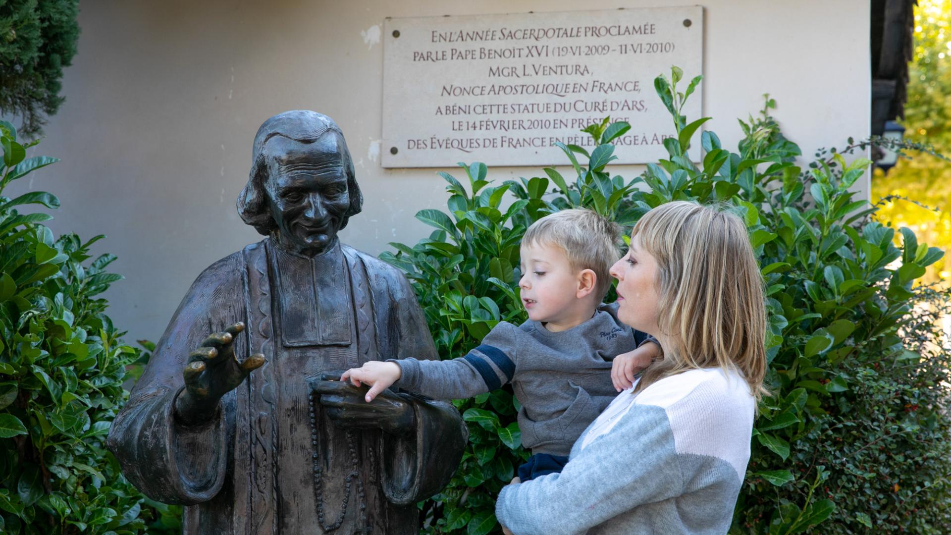 Statue de Jean-Marie Vianney à Ars-sur-Formans.