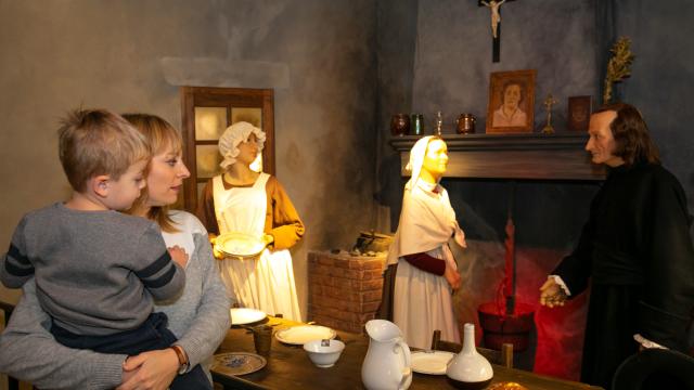 Visite en famille au musée de cire d'Ars
