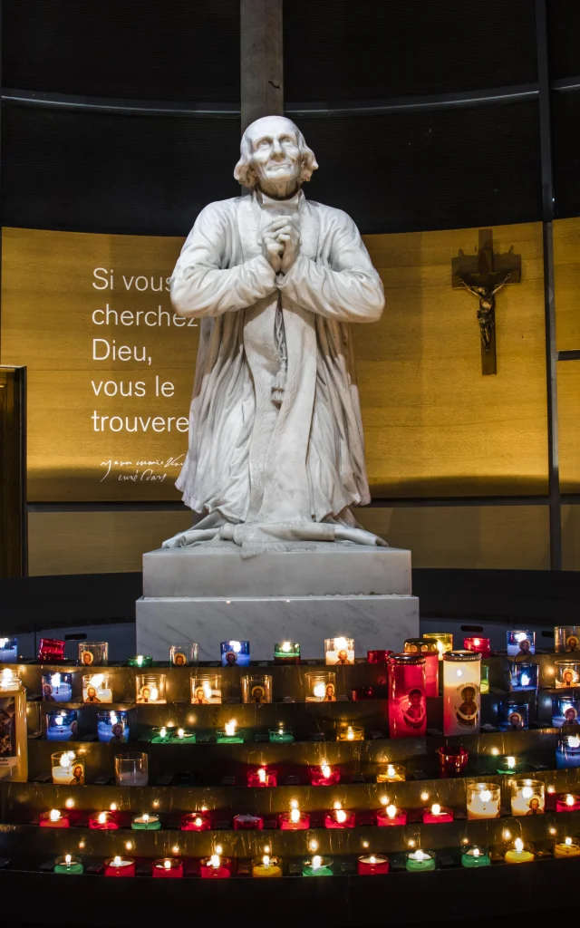 Statue de Jean-Marie Vianney dans la lanterne de cierges à Ars