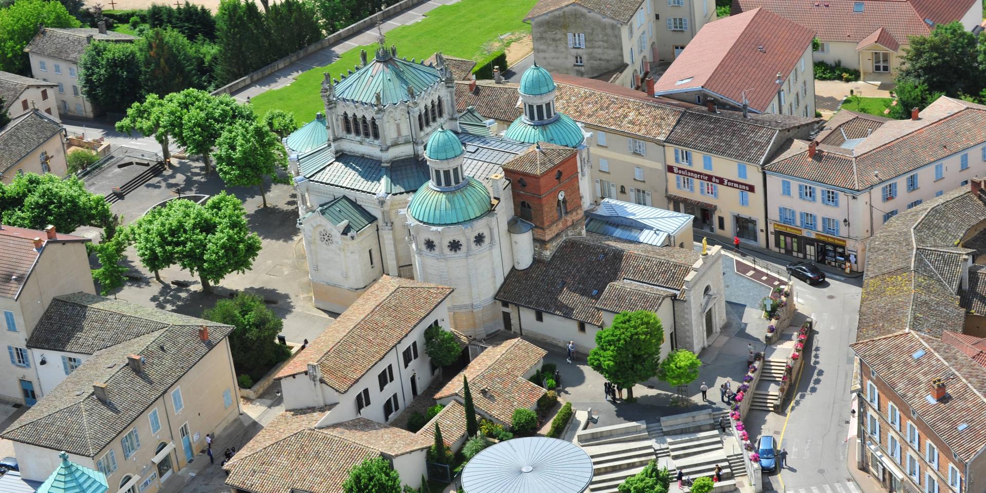 Vue aérienne de la Basilique Saint-Sixte à Ars