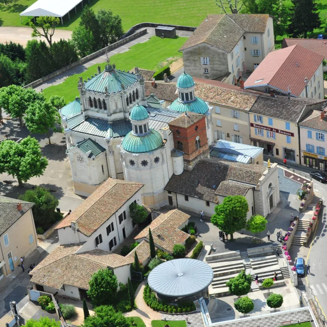 Vue aérienne de la Basilique Saint-Sixte à Ars