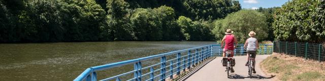 Boucle De La Moselle - Cyclistes au bord de l'eau