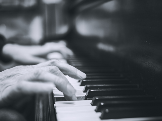 Mains qui jouent sur un piano