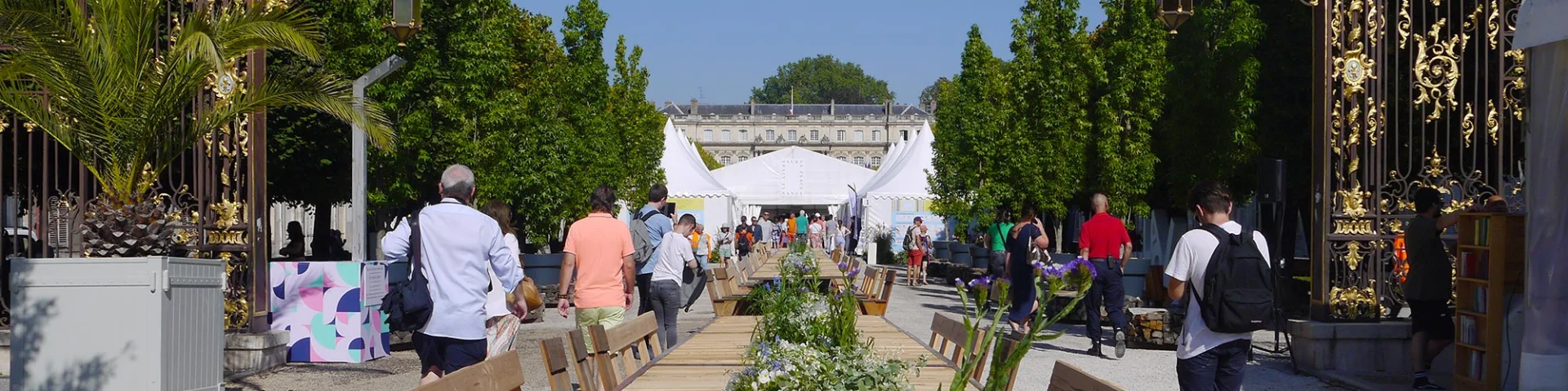 Place de la Carrière avec le chapiteau du Livre Sur La Place 2023