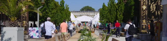 Place de la Carrière avec le chapiteau du Livre Sur La Place 2023