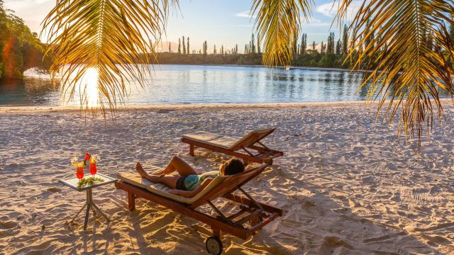Détente cocktail baie de Kanuméra - île des pins Ouré Lodge