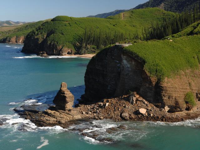 Vue sur la Roche percée et la baie des tortues - Bourail