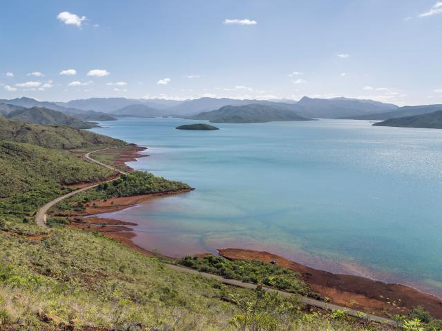 Route et Lac de Yaté