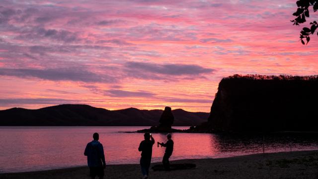 Sunset sur la plage de la Roche Percée à Bourail