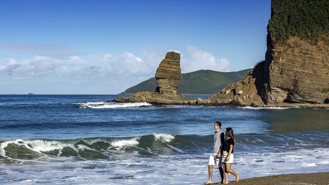 Plage de la Roche Percée à Bourail