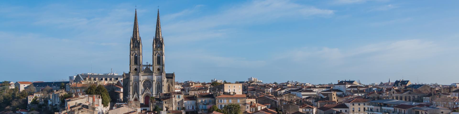 Paysage urbain de Niort avec l'église Saint-André à gauche
