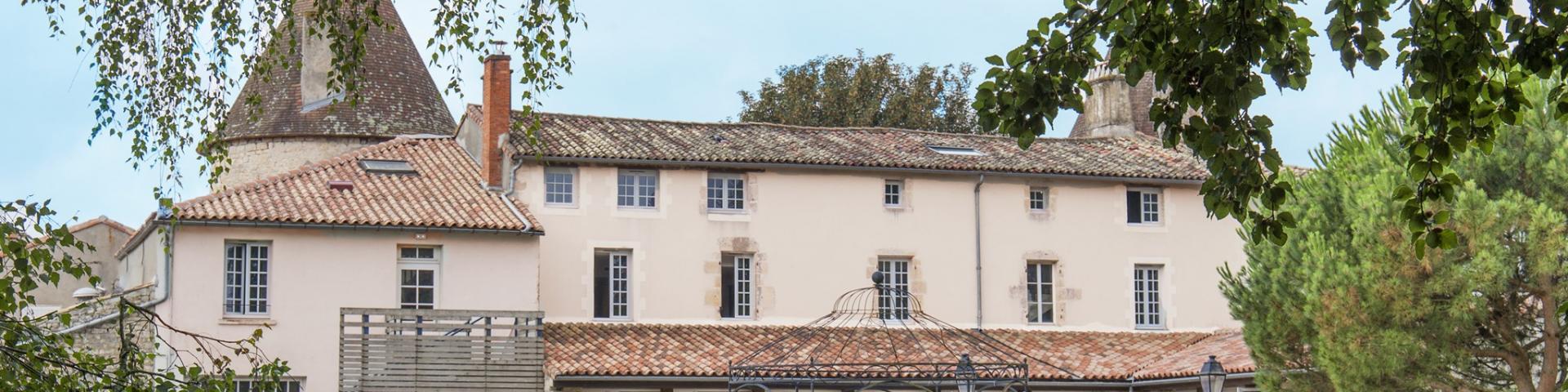 Hostellerie De L'abbaye Celles Sur Belle