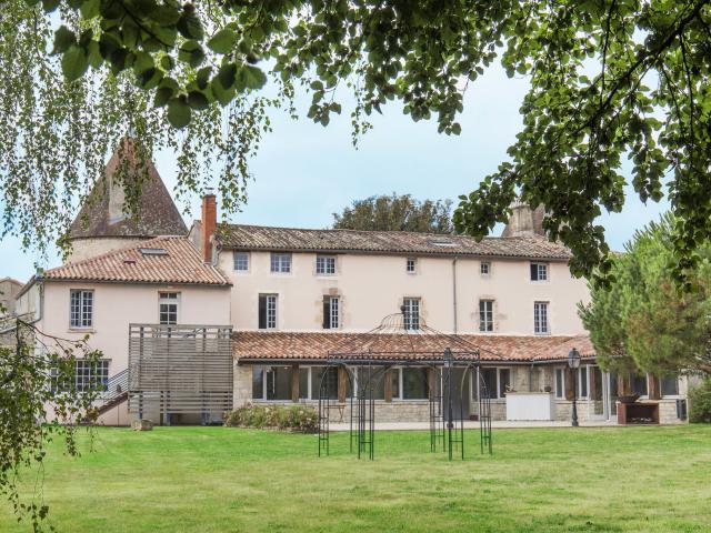 Hostellerie De L'abbaye Celles Sur Belle