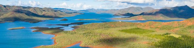 Vue aérienne du Parc Provincial de la Rivière Bleue, du Lac de Yaté et la terre rouge du Grand Sud de la Nouvelle-Calédonie.