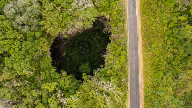 Vue aérienne sur Le Trou de Bone à Maré, Îles Loyauté de Nouvelle-Calédonie.